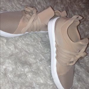 Steve Madden cream shoes
